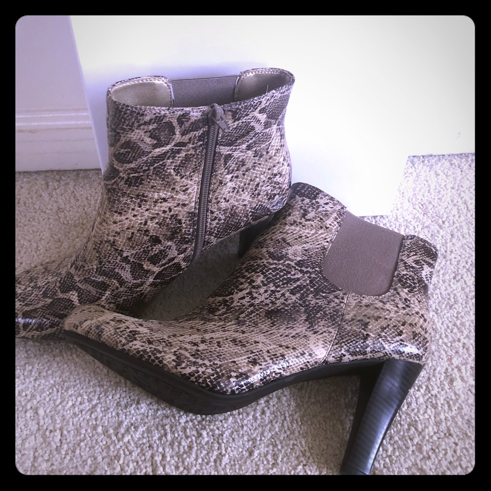 Low-cut snakeskin boots
